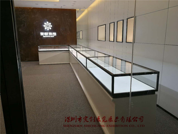 深圳市珠宝展柜生产定制厂家，木质烤漆展柜厂 作者：实创展览